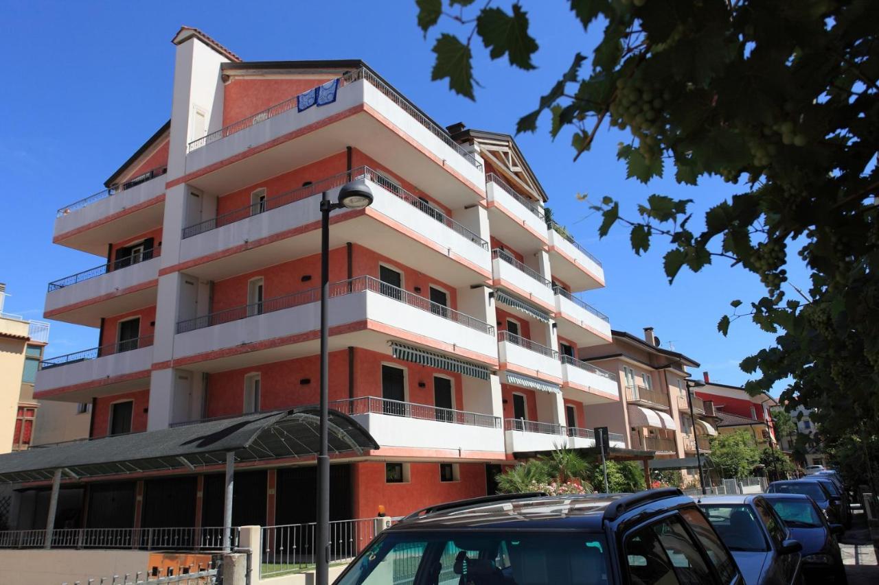 Maestrale Canova Apartments Caorle Eksteriør billede